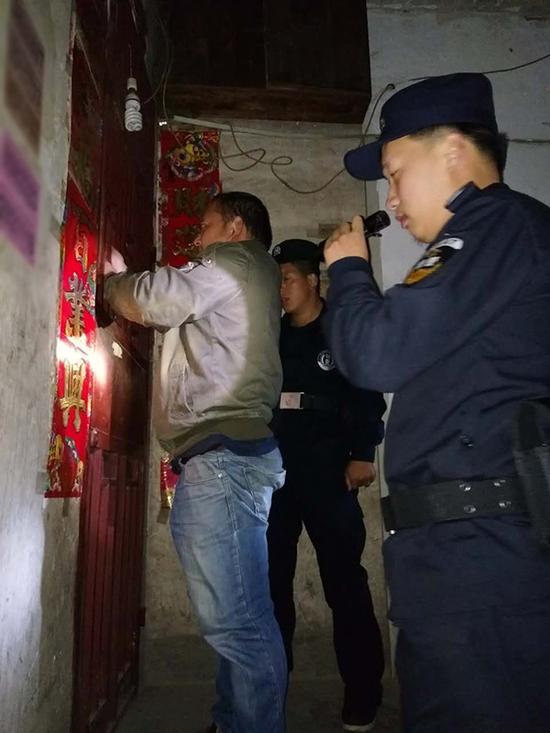 濮阳粗心妈妈误将幼女锁家中 